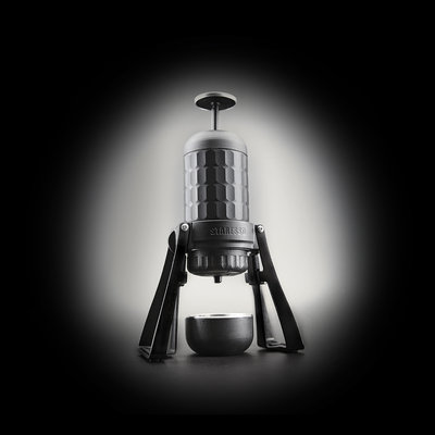 其里商行 STARESSO SP-300 第三代迷你隨行咖啡機 暗黑款上市 露營得好幫手