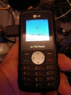 大媽桂二手屋，傳統手機 非智慧型，樂金 LG FM radio，電池狀態不錯，機器保存不錯，按鍵有背光，適合給老人家使用，或當備用機