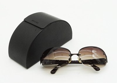 PRADA 太陽眼鏡 經典 LOGO 設計款  原廠盒裝， 保證真品