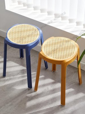 塑料凳子加厚家用北歐簡約椅子客廳餐桌高板凳熟膠藤編風車凳子鐵板凳-Misaki精品