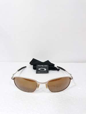 二手小瑕Oakley Plutonite 太陽眼鏡，售3990元。