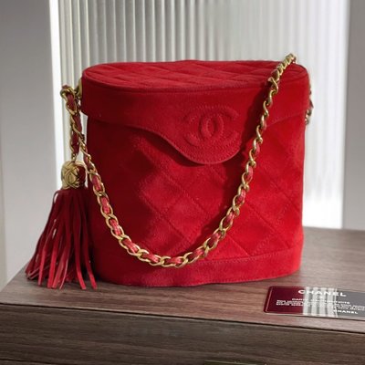 Chanel vintage mini 紅色麂皮流蘇鏈條硬盒盒子包筒包。尺寸17-19-7。手機可放。成色不錯，輕微痕跡。配件保卡有標。