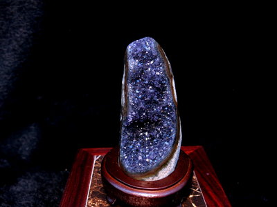 [[晶晶洞洞]]高檔烏拉圭紫水晶原礦皮.紫晶陣.消磁 净化.重450g.含附訂製底座
