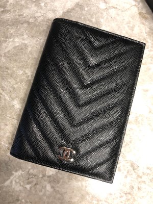 Chanel 全新商品 荔枝皮 山形紋 銀扣 護照夾 卡片夾