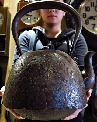 【桑園の】日本茶道具 3.8kg 大鬼面插銷 蟲蝕摘 櫻花垂尾滿彫 大鐵壺 鐵瓶 老件 R 2061