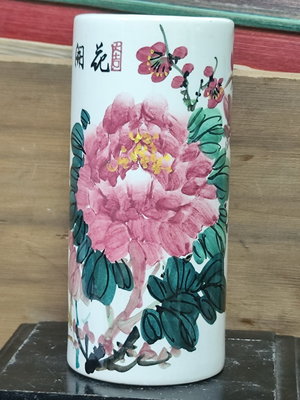 收藏一支漂亮精緻由中華陶瓷廠當年所製作的花瓶"花開富貴" 圖騰華麗豐盛!