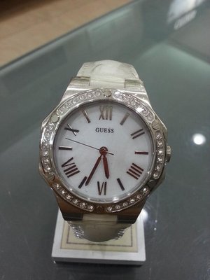 永達利鐘錶 GUESS 銀殼鑽框羅馬字白面皮帶錶 35mm 原廠公司貨 保固一年 GWW0144L