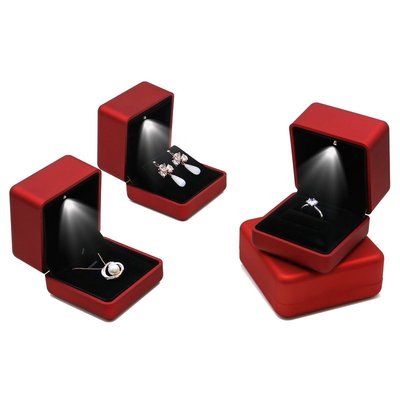 【熱賣精選】首飾盒 求婚戒指盒創意婚禮鉆戒盒高檔帶led燈的首飾盒耳環收納盒 珠寶盒 飾品盒