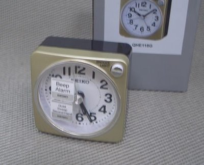 【神梭鐘錶】SEIKO CLOCK 型號：QHE118 標準 BB 聲 貪睡 燈光夜光功能靜音鬧鐘 金黑紅 方形