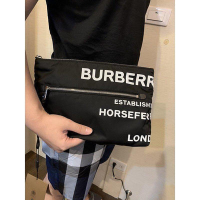 Burberry 經典字母設計 超實用男生必備手拿包