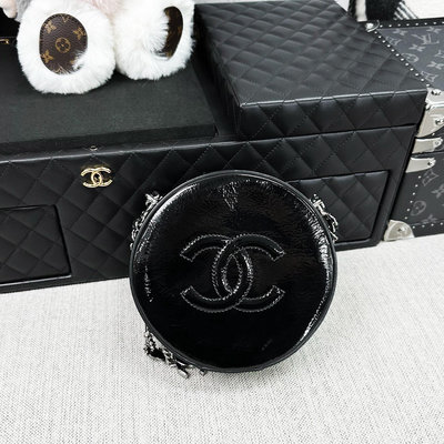 Chanel香奈兒 黑色銀扣漆皮圓餅包，貓頭鷹限量款，身份卡