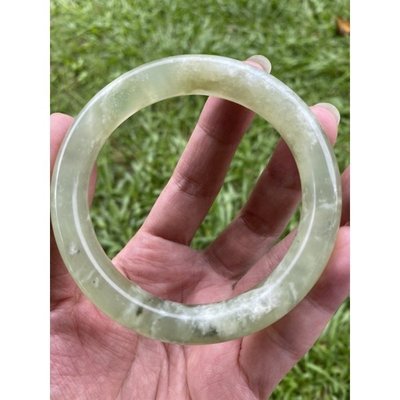 ��57.8mm岫玉圓條果綠色高冰飄雪花 手鐲��Natural Serpentine jade Xiu yu j~隨意飾品