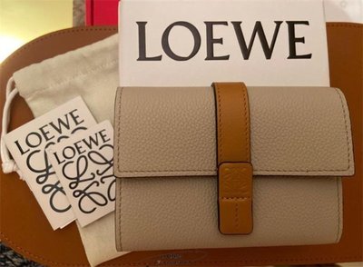 JR精品LOEWE 拚色短夾 溫柔燕麥色 珊瑚紅色 三折皮夾