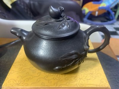 黑朱泥優良紫砂茶壺 底款：中國宜興 蓋款：碧芳 容量430cc 俗俗賣！