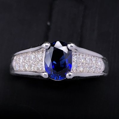 【巧品珠寶】 PT900 天然皇家藍色調藍寶石 1.081克拉 中性個性設計款鑽戒