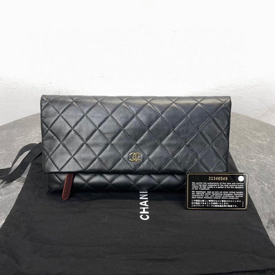 Chanel 黑色羊皮手拿包晚宴包。有保卡，兩層拉鍊袋。容量夠，可放手機口紅紙巾車鑰匙都沒問題