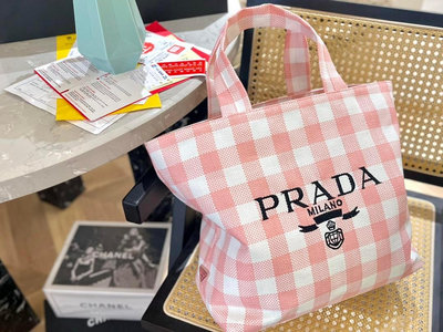 ELLA代購#大號Prada絕美 拉菲草編織 菜籃子是背Prada陽光草編包的夏天啦馬上夏至了，來推薦這只Pr 1100451