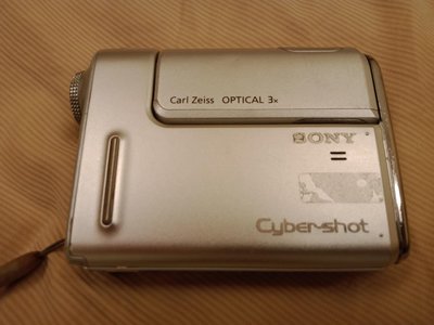 大媽桂二手屋，新力Sony Cyber shot數位相機DSC-F88，Carl Zeiss蔡司鏡片，Mpeg 錄影，含電源線，充電線，電池充電器