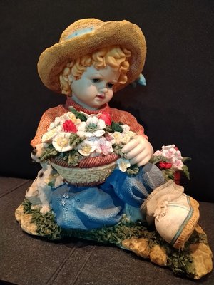 早期歐洲進口高級陶瓷娃娃 一 手工捏製 鄉村小女孩與小狗 擺飾