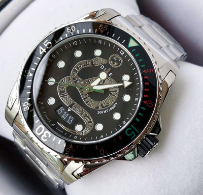 GUCCI Dive 陶瓷圈 立體珊瑚蛇錶盤 銀色不鏽鋼錶帶 石英 男士手錶 YA136218