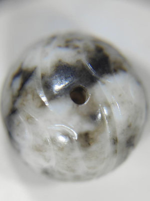 明代官造云紋老玉珠，尺寸20.5。比較開門的一顆珠子。配一天