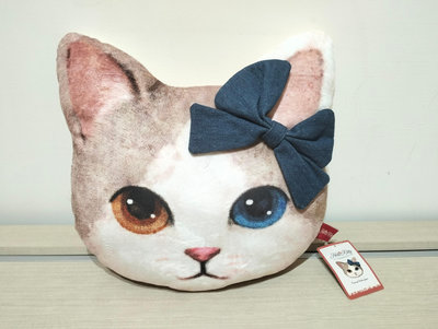 日本大阪環球影城限定真貓版Hello Kitty抱枕