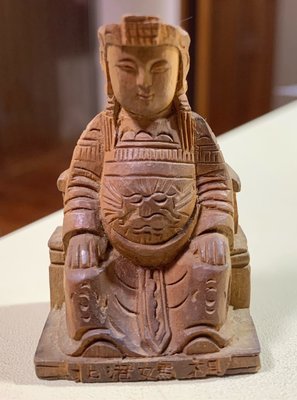 早期老山黑肉檀香北港媽祖木雕，5.2 x 3.3 x 2.3公分，雕工純熟細緻，神情莊嚴肅穆