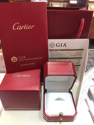 全新Cartier 卡地亞經典款鉑金鑽石戒指，可當婚戒求婚戒，經典不敗款式，原價61000，賠售價46800元，只試戴過全新商品原廠配件齊全，附上購買證明