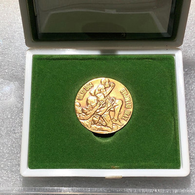【二手】原964東京奧運會紀念銅章FH095，正面為比賽中的運動 紀念章 古幣 錢幣 【伯樂郵票錢幣】-805