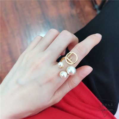 [香港名品]Fendi 金色光面圓圈鏤空F字母大小珍珠設計開口戒指 開口戒 造型戒指