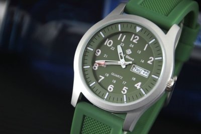 台灣精品,搭載日本 SEIKO 精工原廠 VX43 石英機芯強悍造型軍風防水石英錶,不鏽鋼製錶壳軍綠色矽膠錶帶
