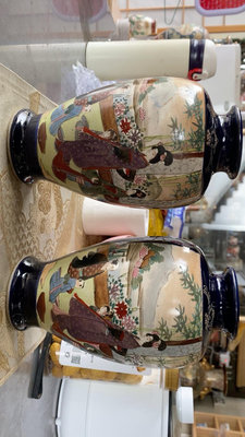 日本瓷器薩摩燒錦光山作人物風景圖花瓶一對，中古品有使用痕跡和