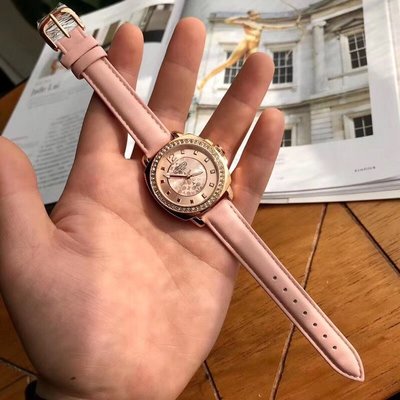 空姐精品代購 COACH 14503151 新款粉色系少女心石英手錶 玫瑰金錶殼 水鑽鑲嵌 時尚氣質款 真皮錶帶 附購證