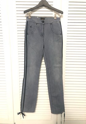 歐碼38近新【Vivienne Westwood 】灰藍色薄款側身飾黑條牛仔褲?(原價$23500)