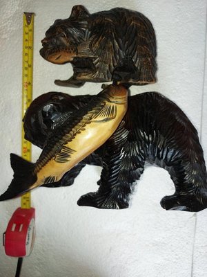經典絕版少見自有品！日式北海道藝術捕魚木雕熊／我們這一家！父母子熊；大小父母子熊兩隻一起出貨，品項如照片所示！ 小熊捕魚可愛、父母熊護子教導，一次3隻熊一起出售
