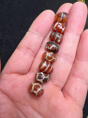 西亞千年紅玉髓鑲蝕珠8顆，顆顆包漿油潤，風化細膩，品相完美，