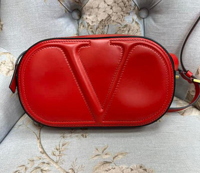 Valentino超級罕見釋出的正紅大V斜背包