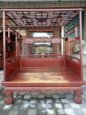 百年新竹漢工古床，（肖楠木+檜木）牡丹獅子頭床腳。原漆原味，保存完好品相佳。長203cm寬150cm高223cm