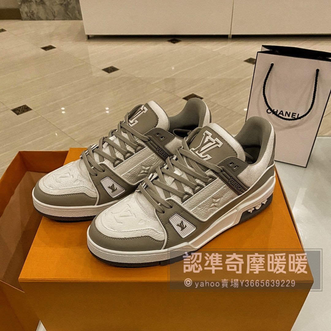 暖暖》精品全新正品21秋冬新款 LV 路易威登 Trainer 休閒板鞋 灰白色 1A8KB | Yahoo奇摩拍賣