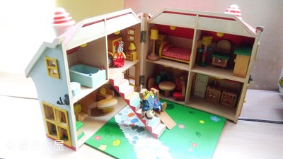 ## 馨香小屋--二手 巧虎 巧連智 木頭製玩具 娃娃屋 迷你屋 四個小娃娃 可收納可手提 (早期絕版)