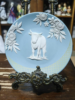 英國韋奇伍德wedgwood浮雕牛年紀念盤年份盤生肖盤