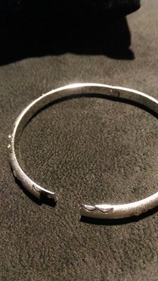 18KGP鍍金手環,內徑約5.5cm,寬度0.6cm,手環表面鑲嵌水晶鑽及蝕刻圖案~#G