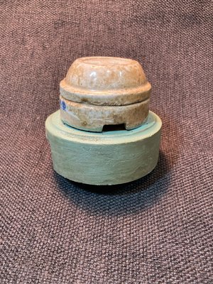 台灣早期 原木底座 陶瓷插座 內部有安全保險絲 原木直徑7.1公分高3公分 陶瓷插座直徑5.5公分高3.5公分 功能正常