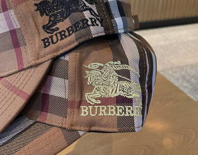 限定大折扣！Burberry棒球帽 老帽 鴨舌帽 終於來啦，帽形板板正正，屬於硬挺類型的帽子，超級顯臉小啊！中性款