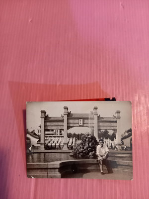 愛國大戲院柑仔店..台灣早期照片( 紀念照   1968年澄清湖噴水池前合影 現況賣)F 909