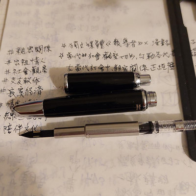 現代百樂日本製capless黑漆色銀夾鋼筆F尖(粗桿)（全金屬）（天頂按壓式）。真的很不會拍照片。茶色筆袋，編號390
