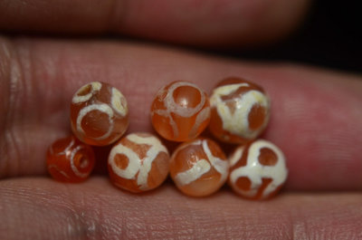 1800-2300年，鑲蝕紅玉髓，二期蝕花珠，直徑6-7，品3847