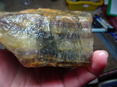 《藍晶寶石玉石特賣→〈原石系列→天然清透黃螢石原礦〈1760公克→O19