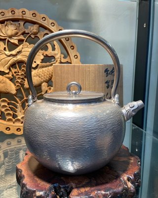 《臻藏坊》日本鐵壺銀壺專賣   三世藏六作  龍首搥目紋純銀湯沸