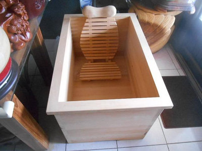 100%台灣檜木方形3.5尺泡澡桶可收納低頭枕桶內椅組另有3及4.2尺聞香沒上漆閃花重油味道濃郁特價出清請先詢問庫存